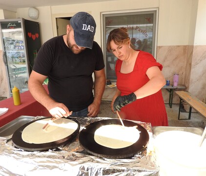 Peka palačink ob Dnevu državnosti na Šenturški Gori, ki sta jih Miha in Zala Pavlin vsem delila brezplačno (1)